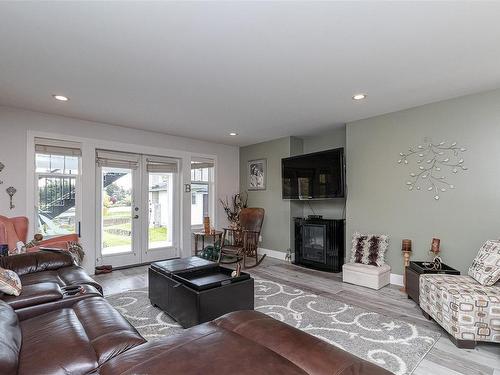 164 White Pine Rd, View Royal, BC - Indoor Photo Showing Living Room With Fireplace