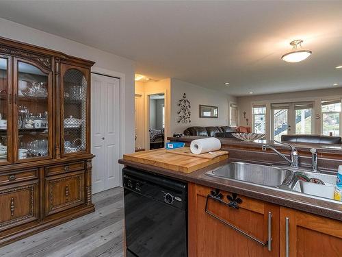 164 White Pine Rd, View Royal, BC - Indoor Photo Showing Kitchen With Double Sink