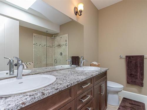 221 Calder Rd, Nanaimo, BC - Indoor Photo Showing Bathroom