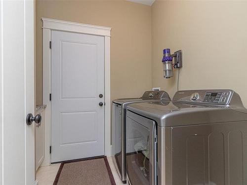 221 Calder Rd, Nanaimo, BC - Indoor Photo Showing Laundry Room