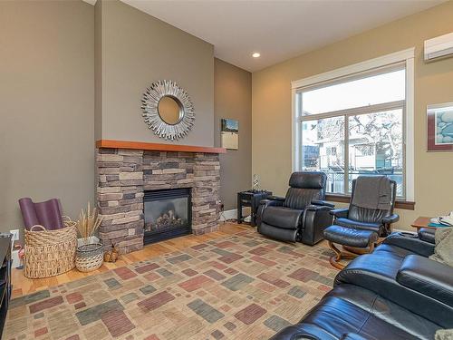 221 Calder Rd, Nanaimo, BC - Indoor Photo Showing Living Room With Fireplace