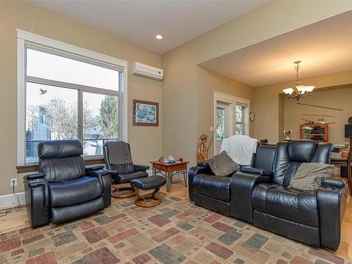 221 Calder Rd, Nanaimo, BC - Indoor Photo Showing Living Room
