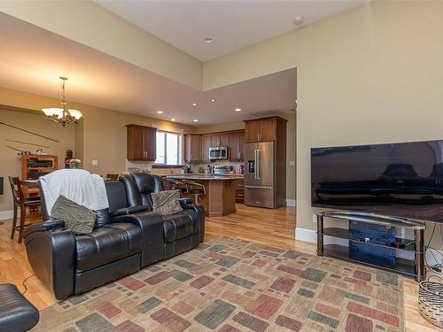 221 Calder Rd, Nanaimo, BC - Indoor Photo Showing Living Room