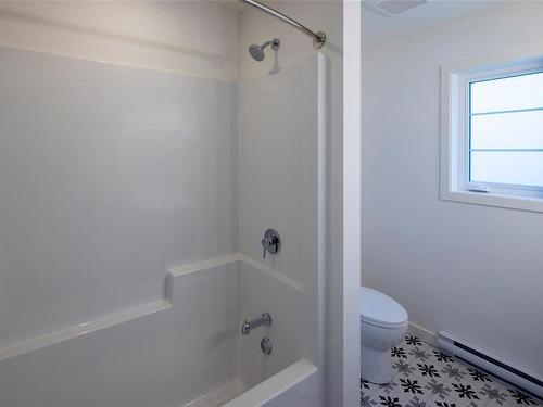 1346 Kings Rd, Victoria, BC - Indoor Photo Showing Bathroom