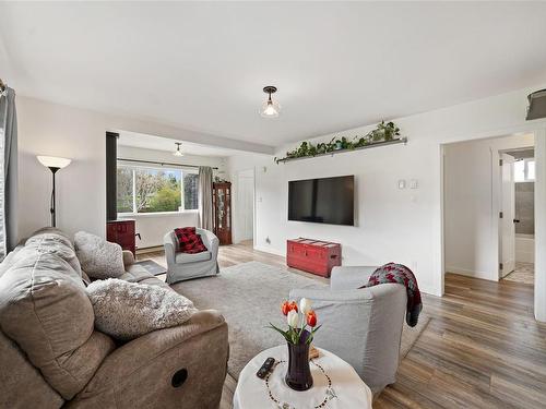 33 Coronation St, Lake Cowichan, BC - Indoor Photo Showing Living Room