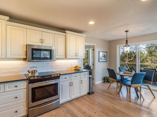 3541 Shelby Lane, Nanoose Bay, BC - Indoor Photo Showing Kitchen