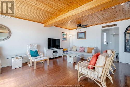 84 Pulley Road, Leamington, ON - Indoor Photo Showing Living Room