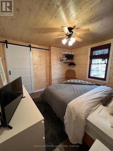 1093 Choke Cherry Lane, Highlands East, ON - Indoor Photo Showing Bedroom
