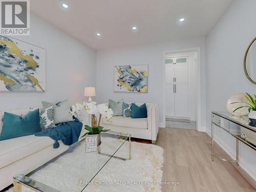 2 Deepwood Crescent, East Gwillimbury, ON - Indoor Photo Showing Living Room