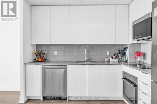401 - 297 Oak Walk Drive, Oakville, ON - Indoor Photo Showing Kitchen With Upgraded Kitchen