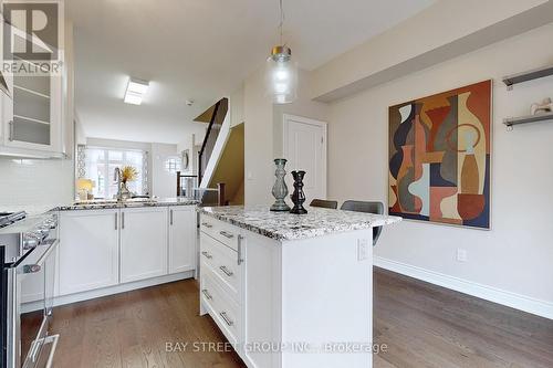 #46 -275 Royalton Common St, Oakville, ON - Indoor Photo Showing Kitchen With Upgraded Kitchen