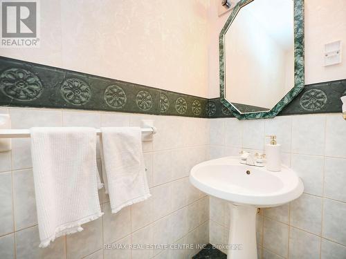 4326 Waterford Cres, Mississauga, ON - Indoor Photo Showing Bathroom