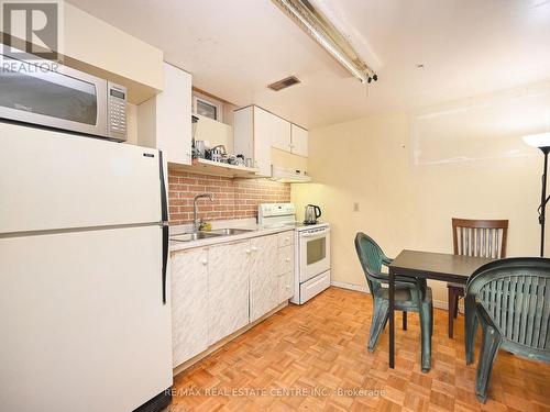 4326 Waterford Crescent, Mississauga, ON - Indoor Photo Showing Kitchen