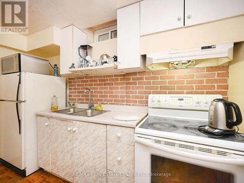 4326 Waterford Crescent, Mississauga, ON - Indoor Photo Showing Kitchen With Double Sink