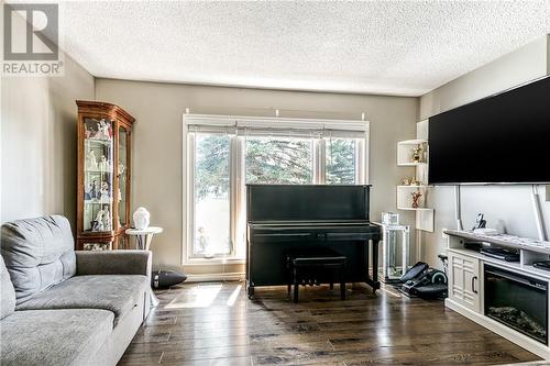 92 Newton Crescent, Garson, ON - Indoor Photo Showing Living Room