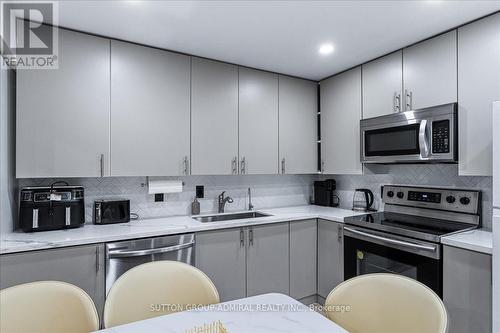 17 Arband Ave, Vaughan, ON - Indoor Photo Showing Kitchen