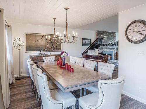 606 Moresby Ave, Qualicum Beach, BC - Indoor Photo Showing Dining Room