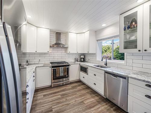606 Moresby Ave, Qualicum Beach, BC - Indoor Photo Showing Kitchen With Upgraded Kitchen