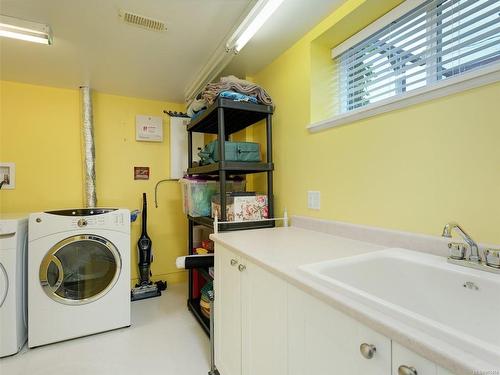 740 Rockheights Ave, Esquimalt, BC - Indoor Photo Showing Laundry Room