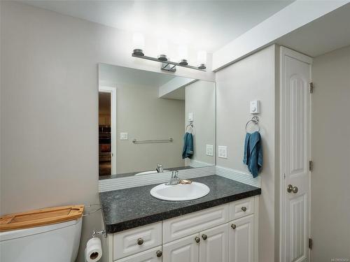 740 Rockheights Ave, Esquimalt, BC - Indoor Photo Showing Bathroom