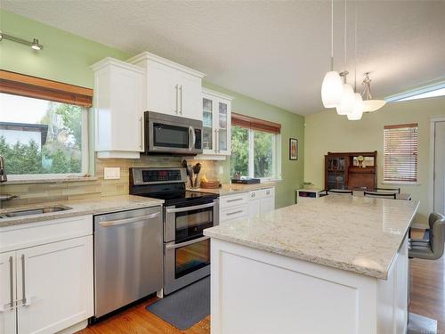 740 Rockheights Ave, Esquimalt, BC - Indoor Photo Showing Kitchen