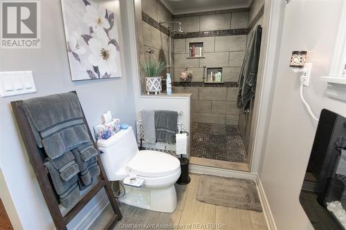 51 Pine Drive, Wallaceburg, ON - Indoor Photo Showing Bathroom