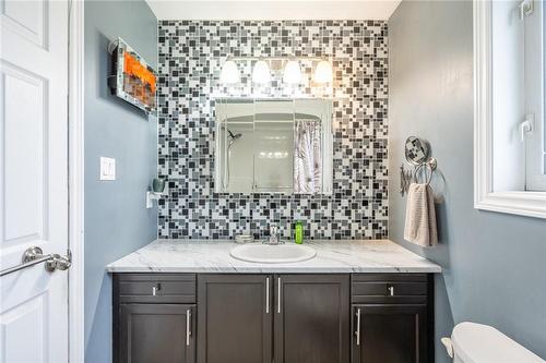 100 Charlotte Street, Hamilton, ON - Indoor Photo Showing Bathroom