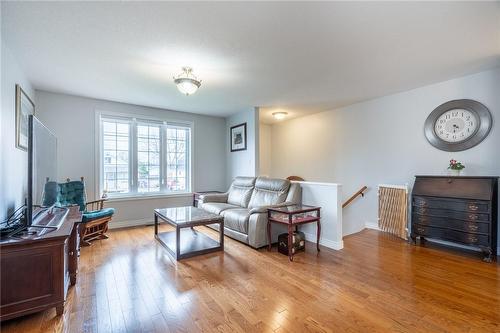 100 Charlotte Street, Hamilton, ON - Indoor Photo Showing Living Room