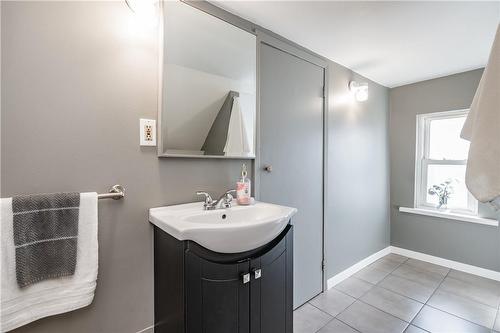 59 Chestnut Avenue, Hamilton, ON - Indoor Photo Showing Bathroom
