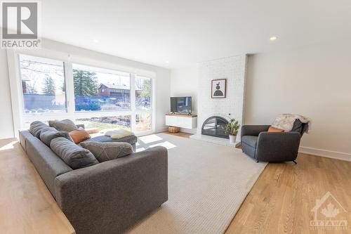 20 Varley Drive, Ottawa, ON - Indoor Photo Showing Living Room