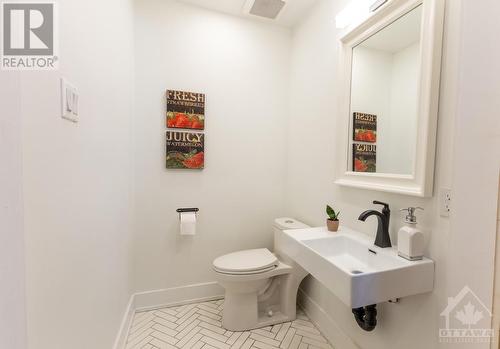 20 Varley Drive, Ottawa, ON - Indoor Photo Showing Bathroom
