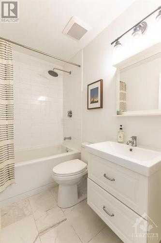 20 Varley Drive, Ottawa, ON - Indoor Photo Showing Bathroom