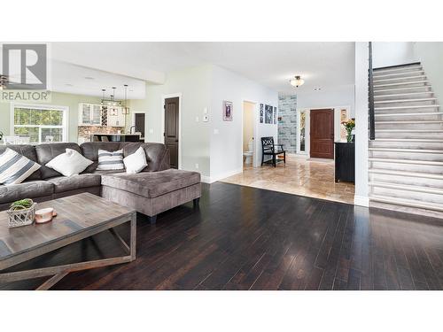 4817 Goat River North Road, Creston, BC - Indoor Photo Showing Living Room