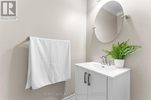 202 Drummond Drive, Vaughan, ON - Indoor Photo Showing Bathroom