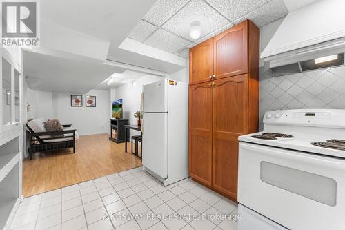 202 Drummond Drive, Vaughan, ON - Indoor Photo Showing Kitchen