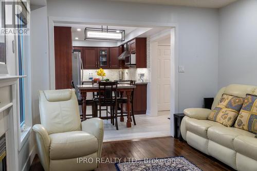 5435 Blue Spruce Ave, Burlington, ON - Indoor Photo Showing Living Room