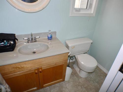28 Ingall Drive, Dryden, ON - Indoor Photo Showing Bathroom