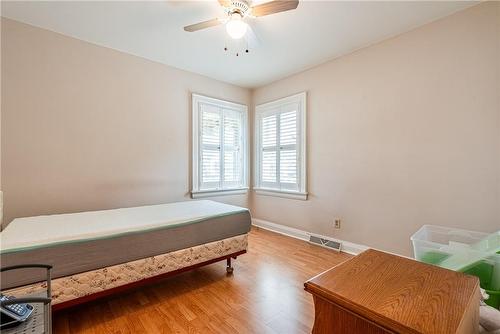 6053 Carlton Avenue, Niagara Falls, ON - Indoor Photo Showing Bedroom