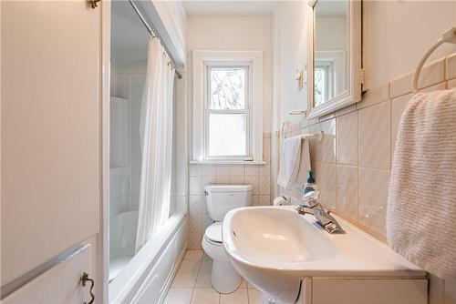 6053 Carlton Avenue, Niagara Falls, ON - Indoor Photo Showing Bathroom