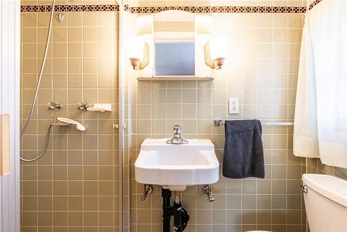 6053 Carlton Avenue, Niagara Falls, ON - Indoor Photo Showing Bathroom