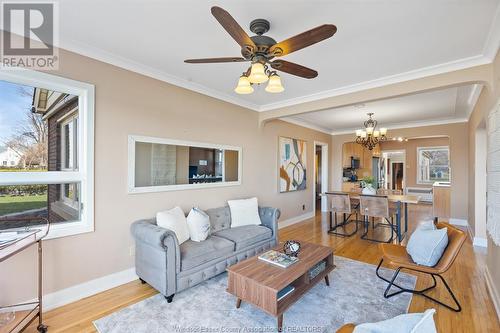 9828 Riverside Drive East, Windsor, ON - Indoor Photo Showing Living Room