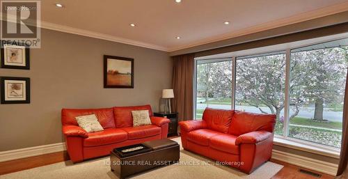 2170 Truscott Drive, Mississauga, ON - Indoor Photo Showing Living Room