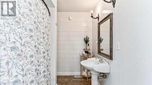108 Main St, Southwest Middlesex, ON - Indoor Photo Showing Bathroom