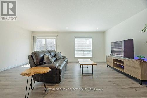 #77 -1220 Riverbend Rd, London, ON - Indoor Photo Showing Living Room