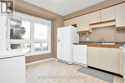 #81 -35 Waterman Ave, London, ON - Indoor Photo Showing Kitchen