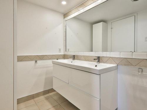 Bathroom - 904-500 Place Juge-Desnoyers, Laval (Pont-Viau), QC - Indoor Photo Showing Bathroom