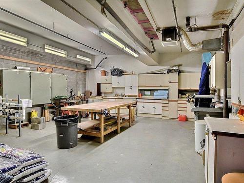 Workshop - 904-500 Place Juge-Desnoyers, Laval (Pont-Viau), QC - Indoor Photo Showing Garage