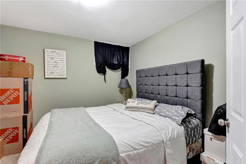 31 Wildewood Avenue, Hamilton, ON - Indoor Photo Showing Bedroom