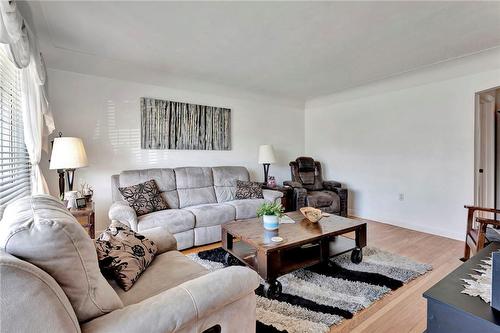 31 Wildewood Avenue, Hamilton, ON - Indoor Photo Showing Living Room