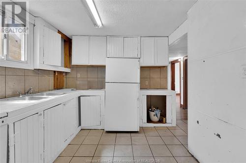 728-730 Marentette Avenue, Windsor, ON - Indoor Photo Showing Kitchen With Double Sink